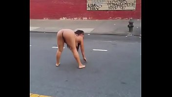 Una mujer d. desnuda detenida rodando en el suelo