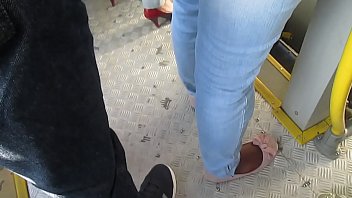 gostosa de calça jeans no ônibus 02