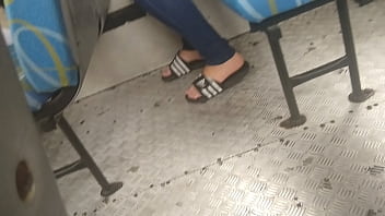 Flagras novinha loirinha com chinelo slide Adidas no ônibus 2