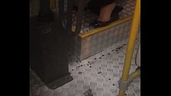 Flagras cobradora do ônibus brincando com as sapatilhas
