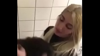 Lesbianas pilladas en el baño