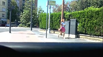 pelirroja con falda paseando por la calle