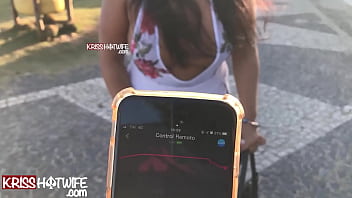 Kriss Hotwife Com Vibrador Remoto Lush Na Praia Pública