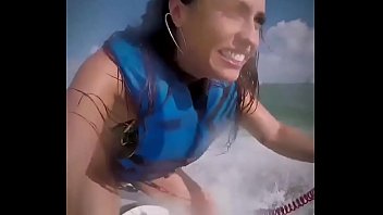 Vacaciones con el culo al aire en moto acuática